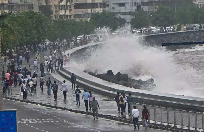 IMD issues alerts for heavy rainfall and strong winds in Mumbai and nearby areas