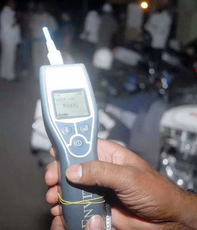 3 drunk men attack traffic cops during check