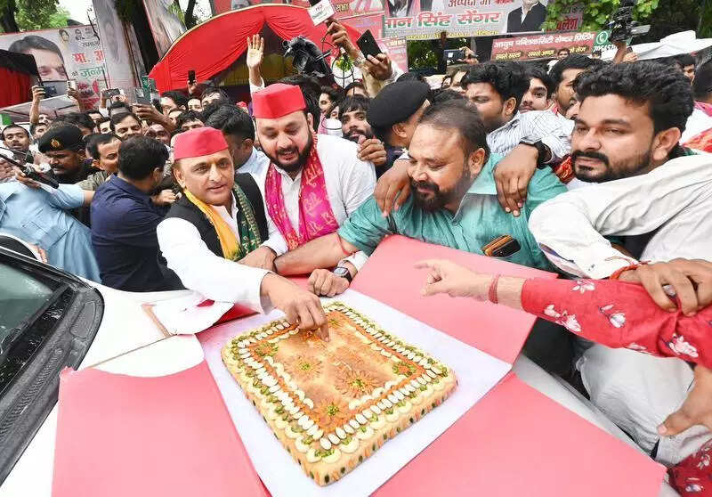 CM Yogi, Rahul, Priyanga & others wish Akhilesh on 52nd b’day