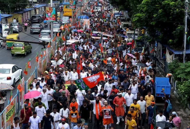 Rashbehari-to-college campus rally takes up entire road flank