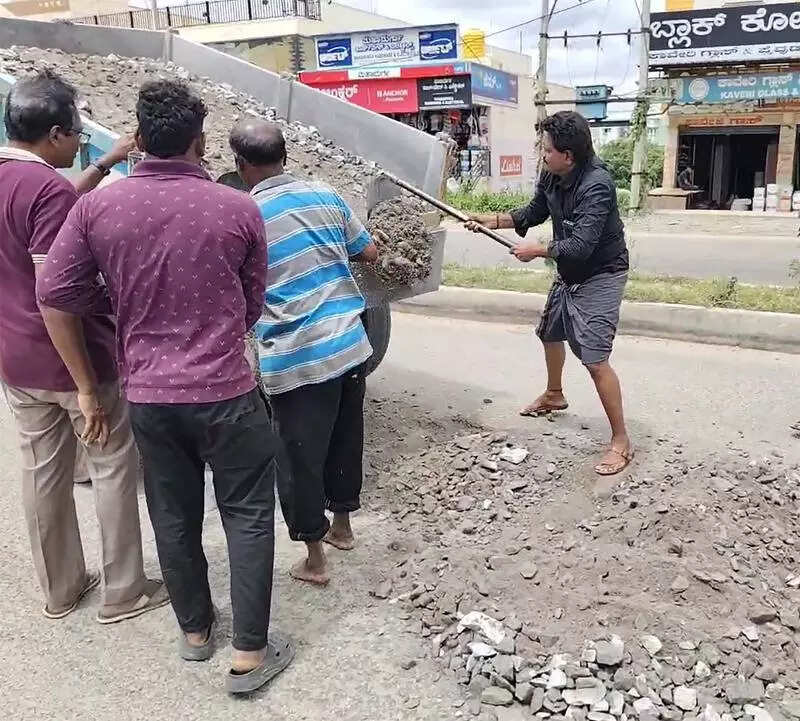 When lungi-clad Kannada actor wielded shovel to fix craters