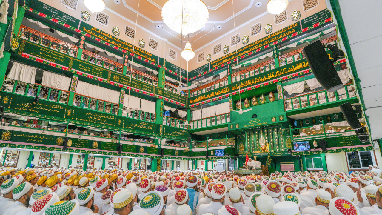 Dawoodi Bohra head Syedna Mufaddal Saifuddin highlights unity and faith through light