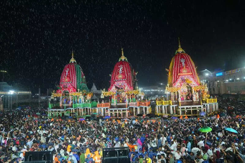 All roads lead to Puri as devotees congregate for Suna Besha
