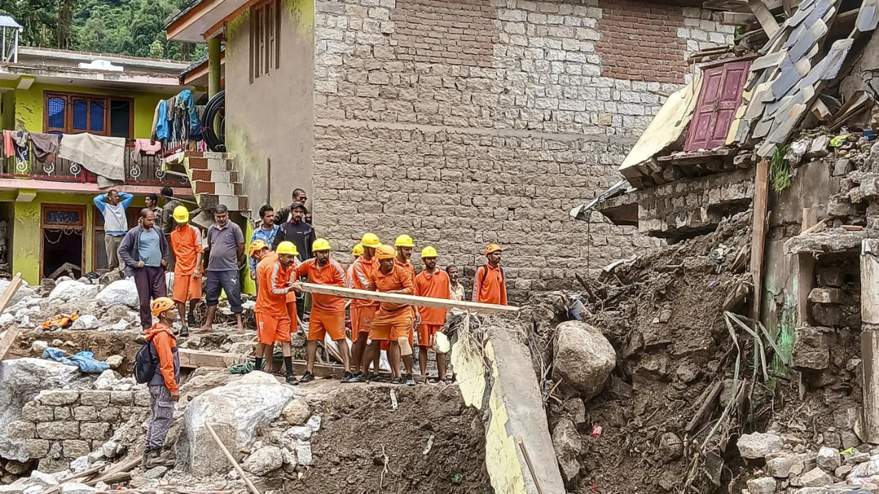 4 killed as taxi plunges near Rohtang; flash floods ravage Himachal Pradesh