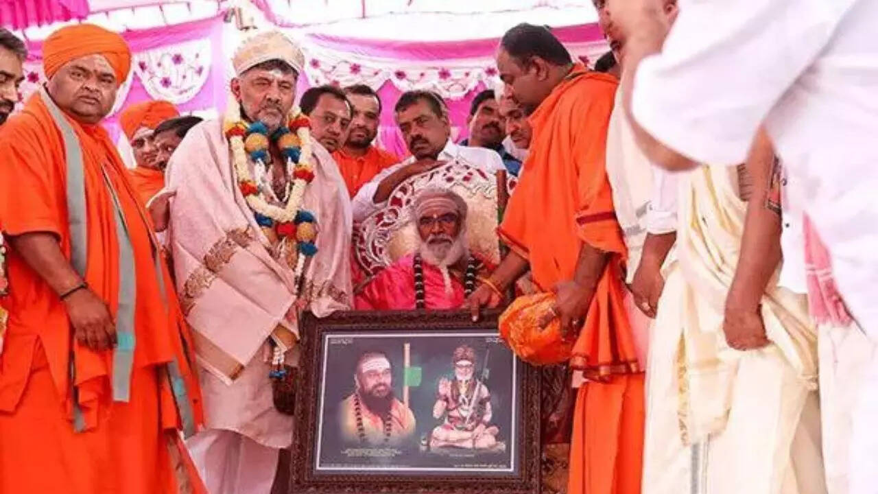 ‘In days to come… ‘: Lingayat seer backs DK Shivakumar for Karnataka CM post; reminds Congress of pre-poll deal