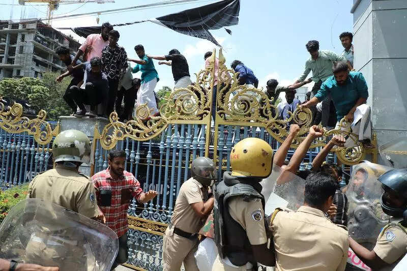 SFI workers clash with cops at Kerala, Kannur varsities