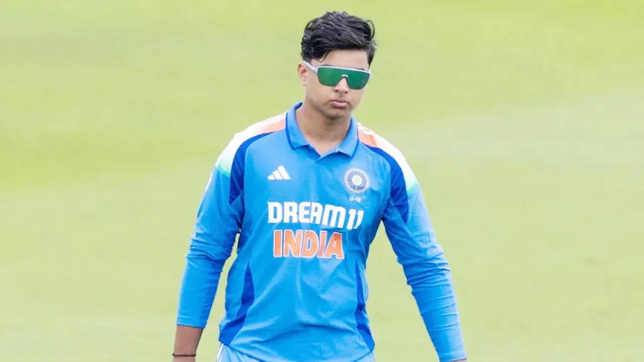 Fan frenzy for Vaibhav Suryavanshi: Two girls drive 6 hours to meet him