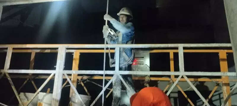 Worker held up in lift for 15 hrs due to power outage