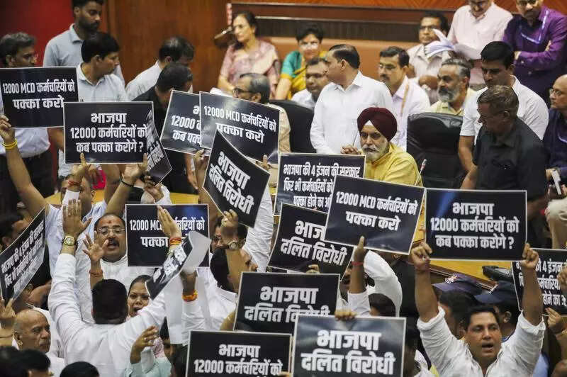 MCD house adjourned amid chaos, proposal for waste mgmt passed