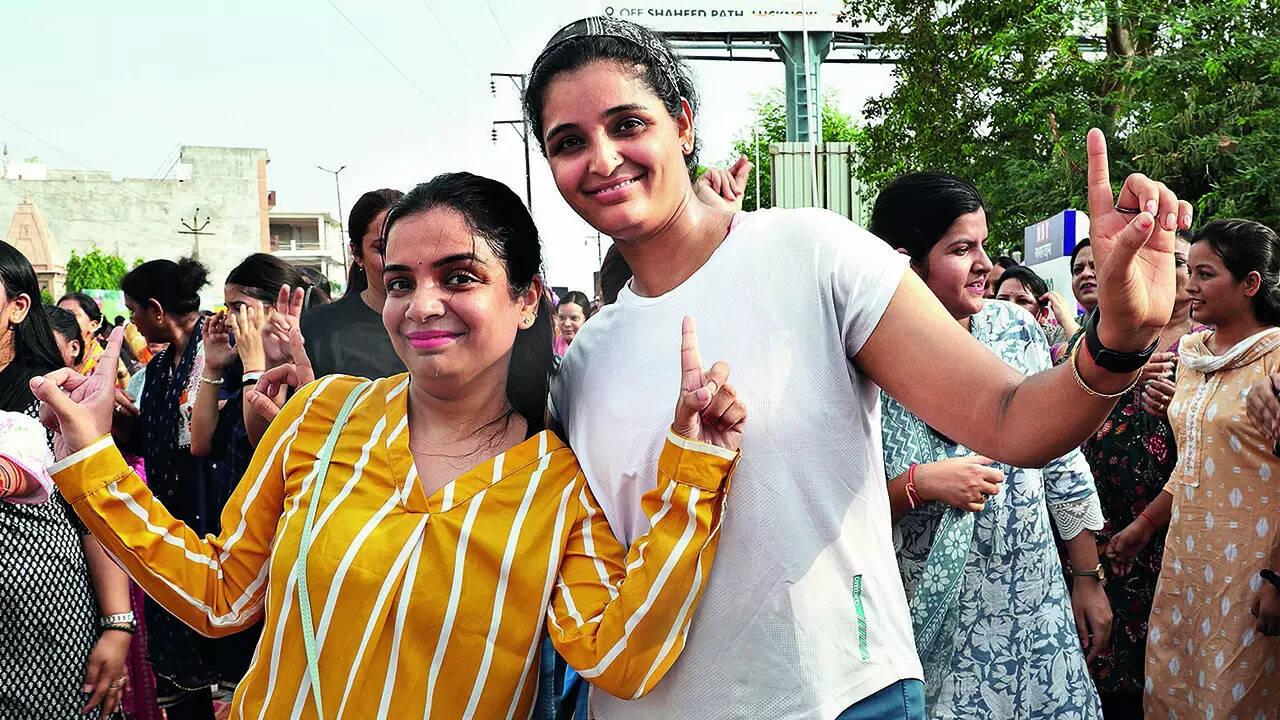 Simmi Lakhmani and Archana Pandey
