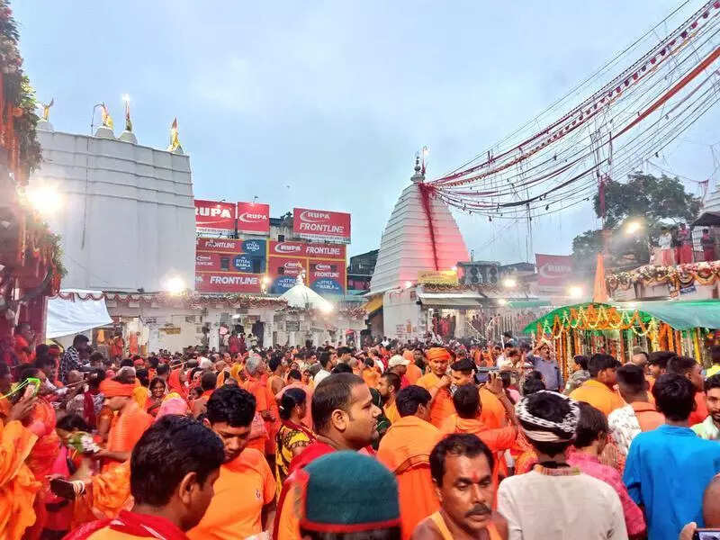 Thousands pour in at Dumka and Deoghar dists on day one