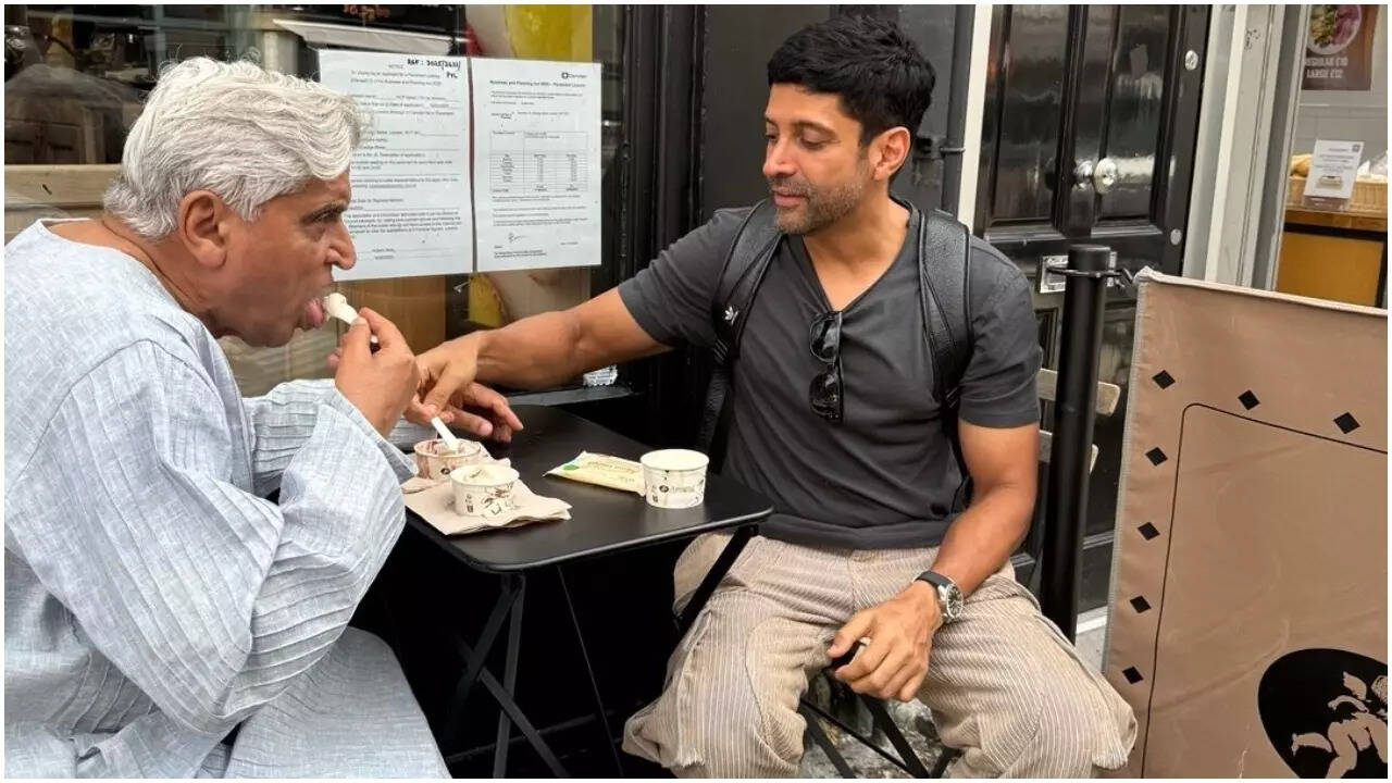 Shabana shares sweet moment between Farhan and Javed