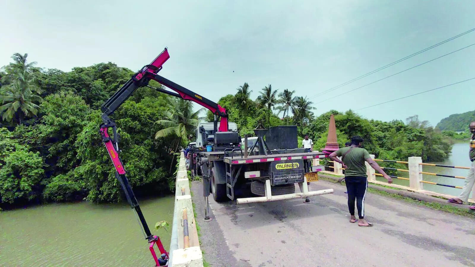 Experts inspect Saleri bridge, report in 15 days