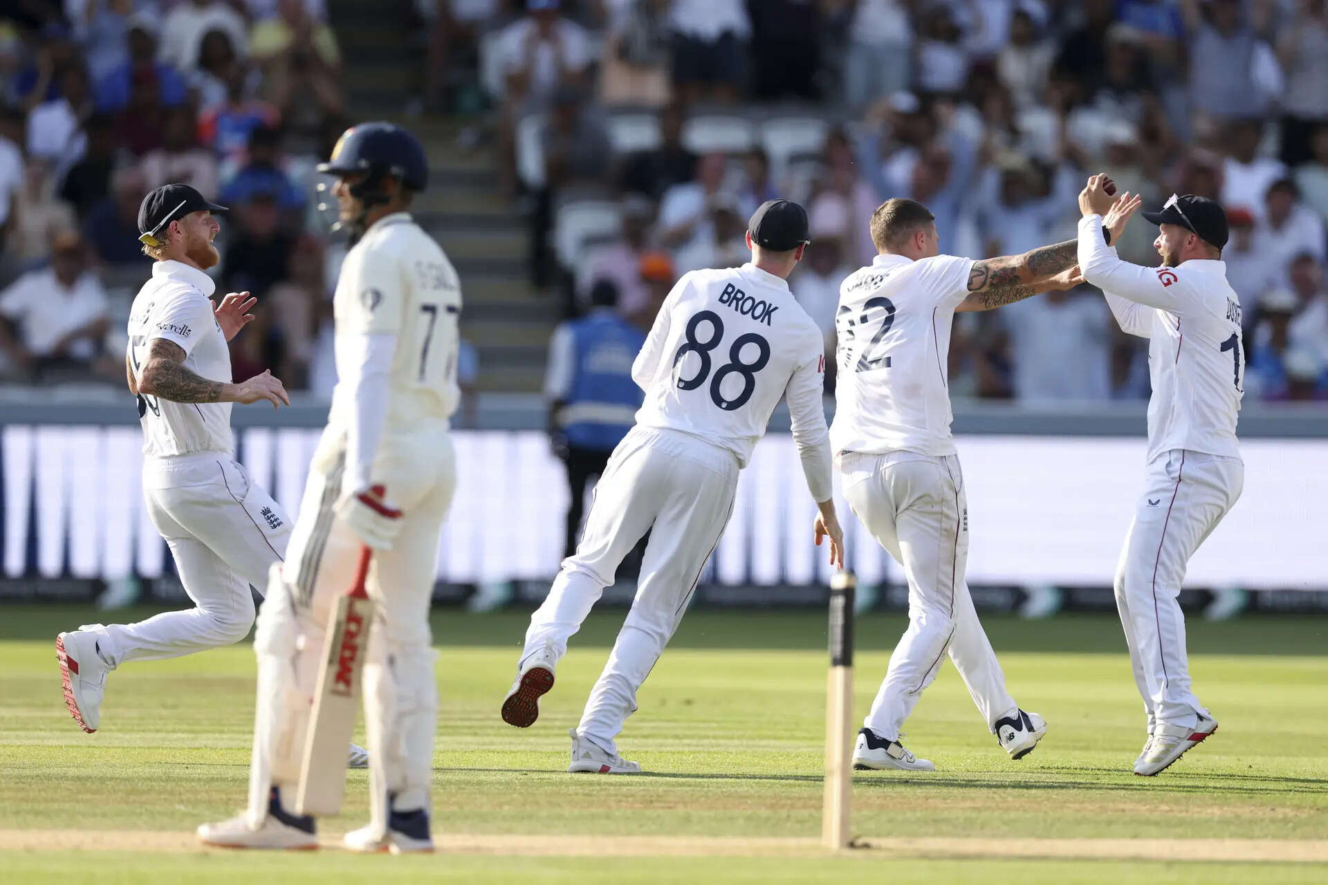 IND vs ENG Live: Akash Deep leaves field, seen limping to dressing room at Lord's