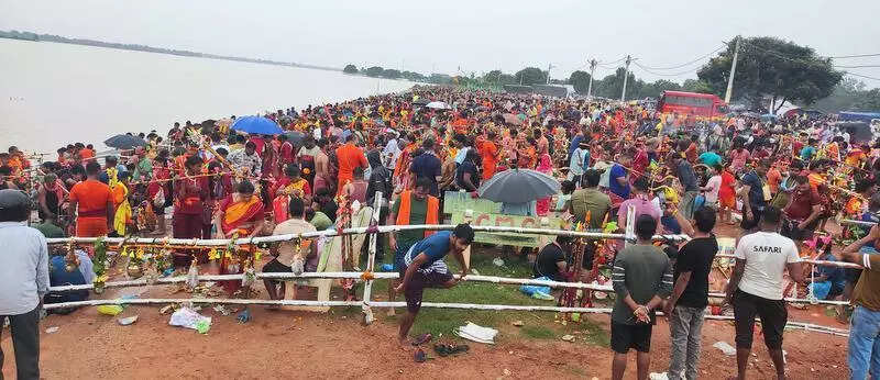 Devotees head for Shiva shrines ahead of 1st Monday of Shravan