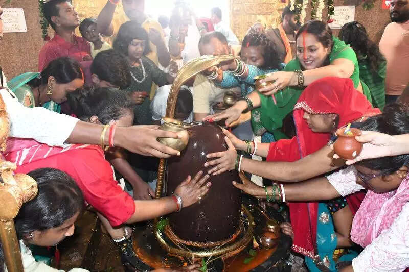 2L devotees throng Baidyanath Dham on first Somvari