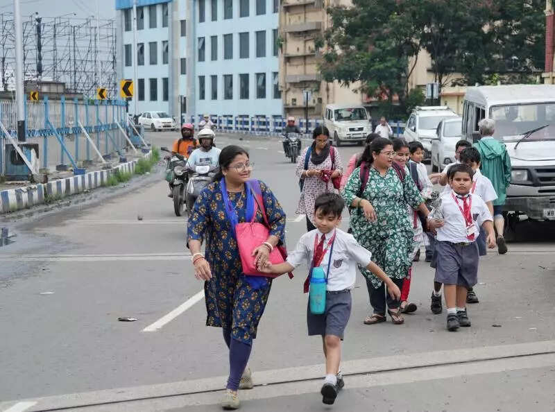 ‘Untainted’ march to Nabanna, traffic feels heat across Kolkata