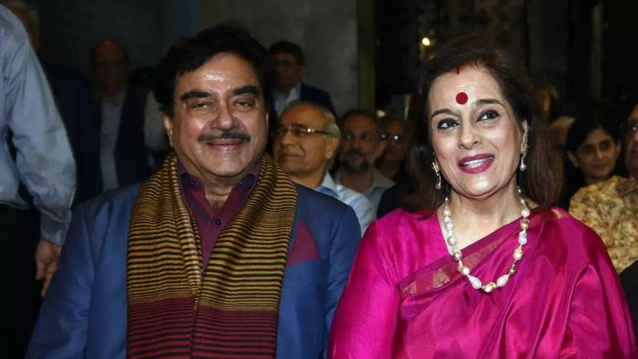 Shatrughan - Poonam were crying on a train when they first met