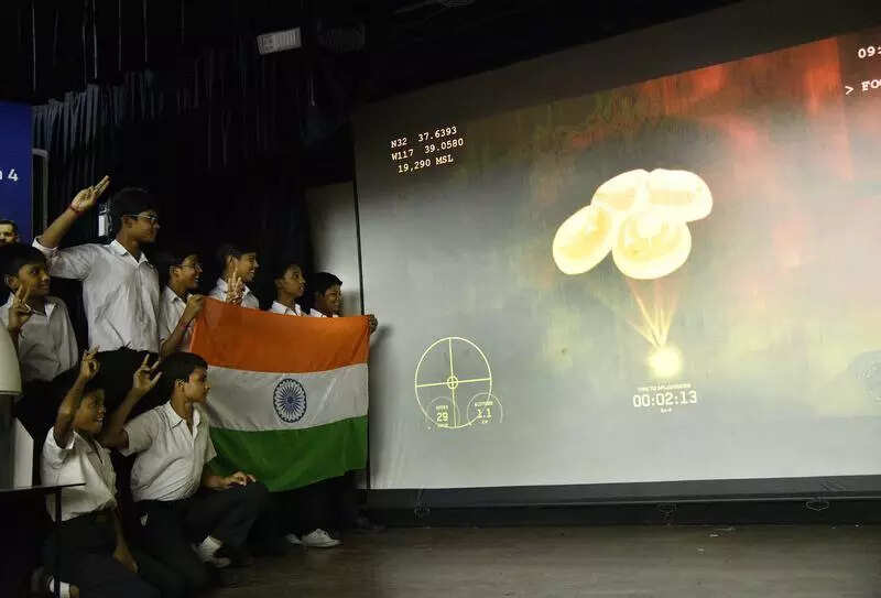 City school students thrilled to track splashdown live