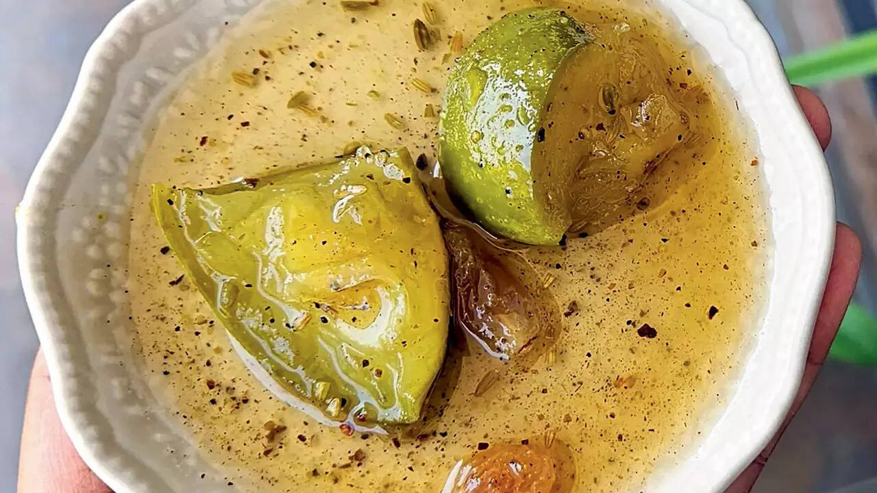 Green mangoes are indispensable in Bengali kitchens (Pic: @samitacuriouscook_)