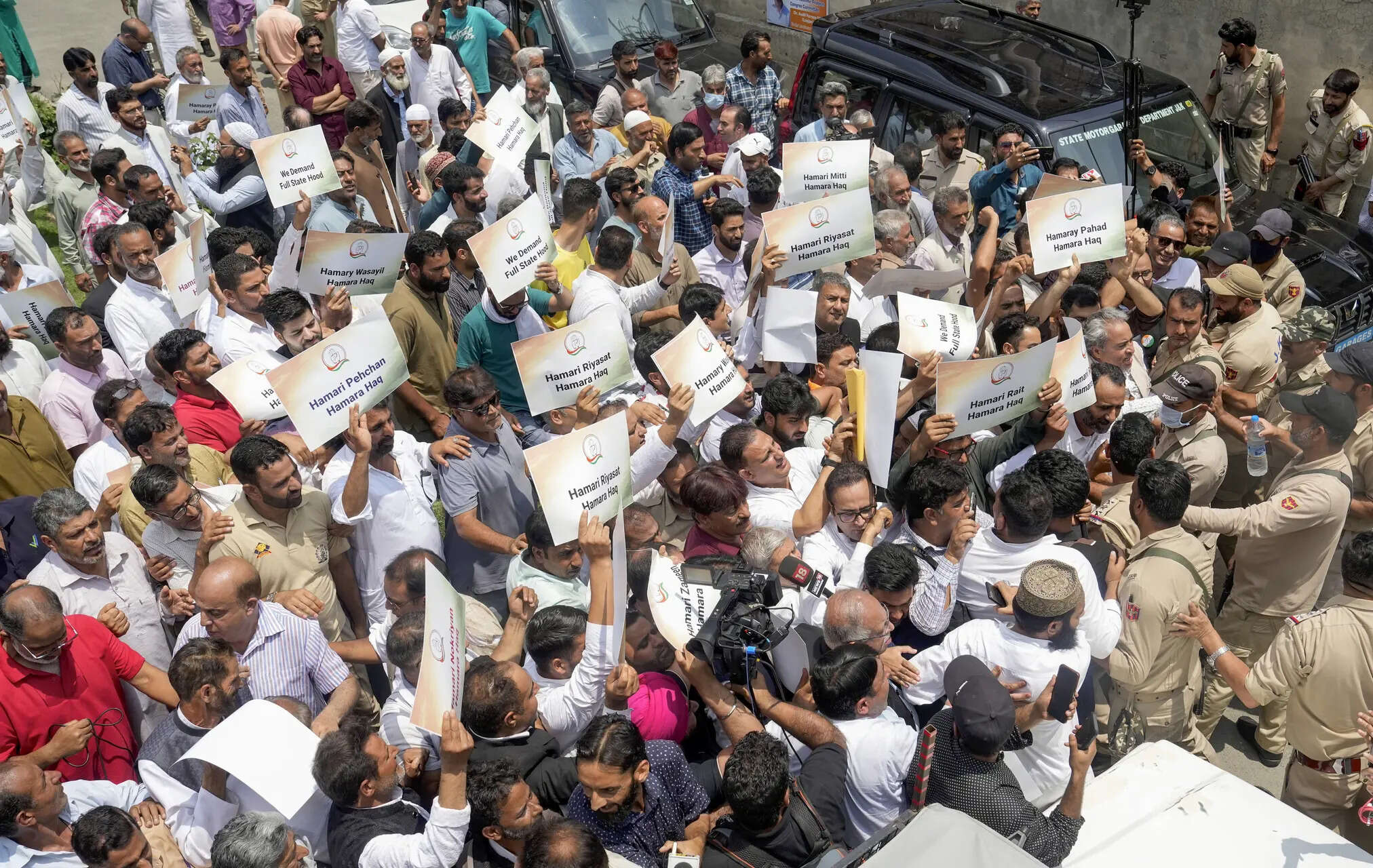 Congress’ statehood march confined to its Srinagar office; party vows to take fight to Delhi​