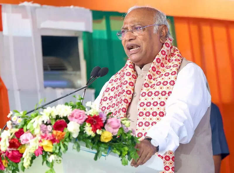 Chargesheet against Vadra a bid to tarnish Gandhi family: Kharge