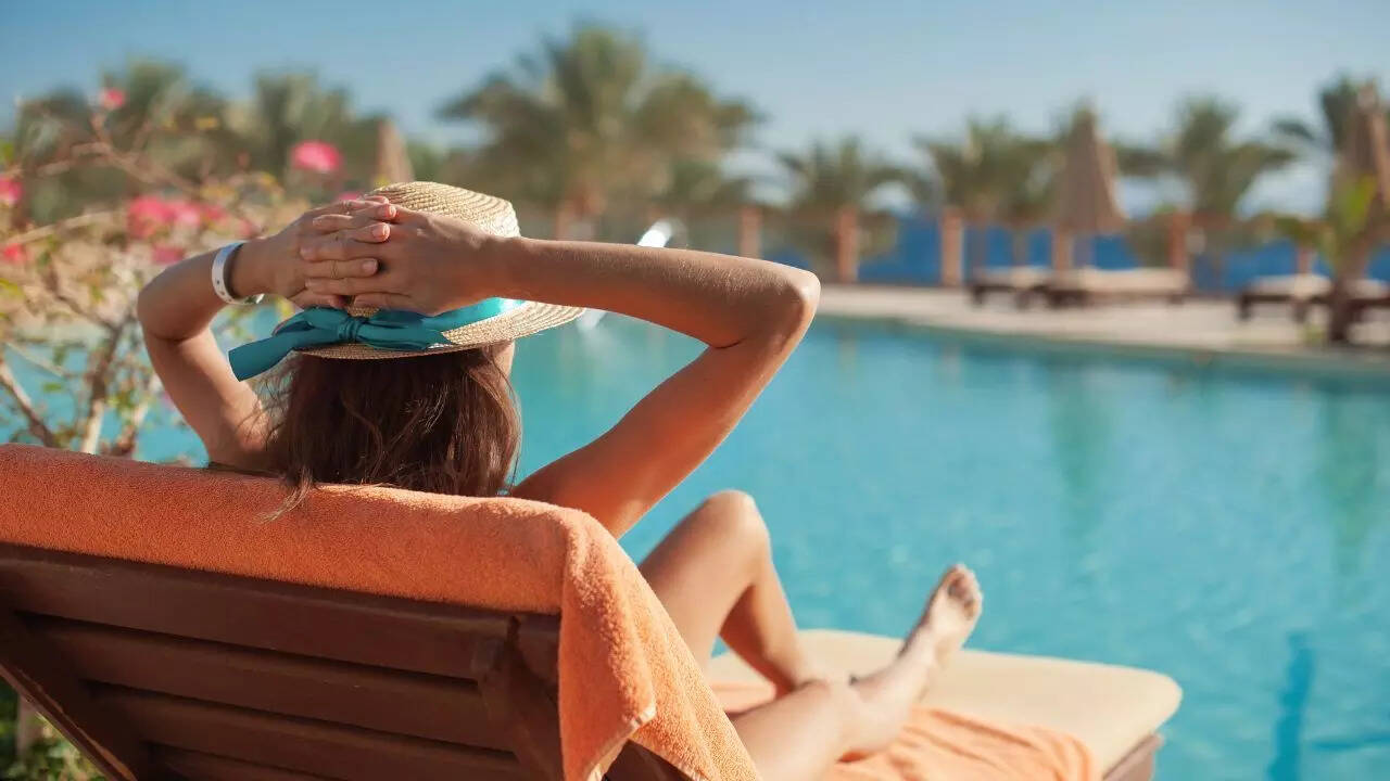 Benefits and risks of sunbathing