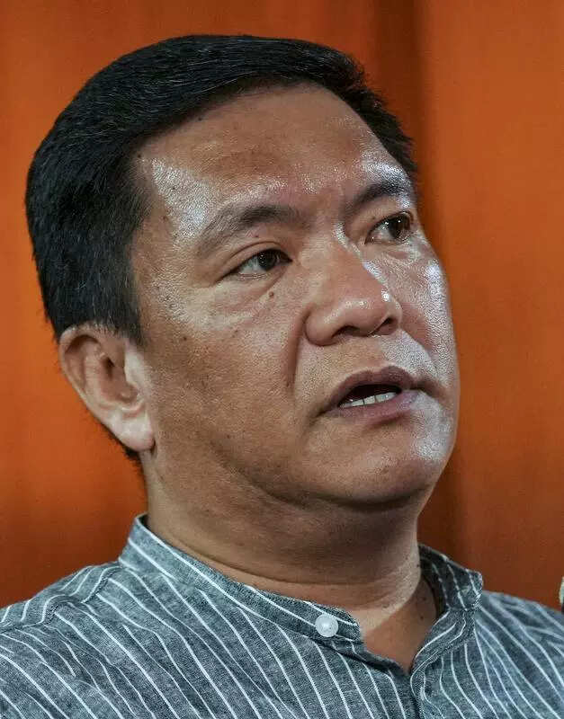 Khandu assesses progress of BRO initiatives