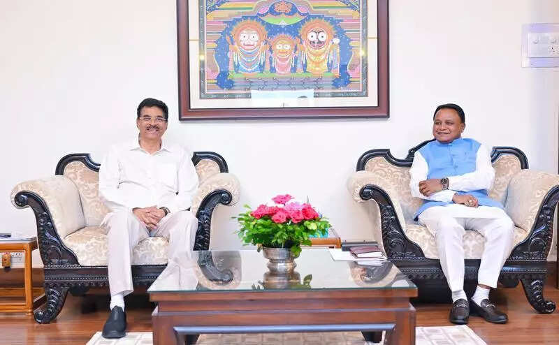 CM meets guv, discusses ways to strengthen governance