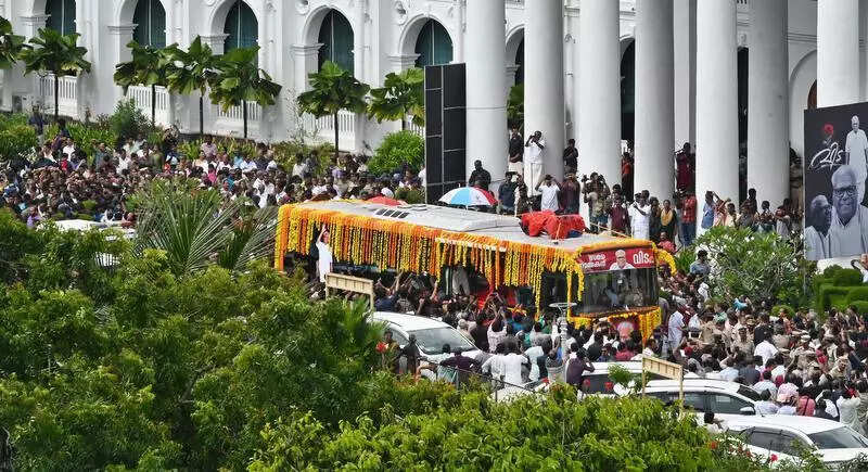 VS passes by slowly and silently, emotions outpour in varied ways