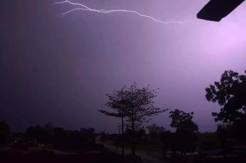 Lightning strikes kill 4 women farmers in Palamu, Chatra, & H’bag