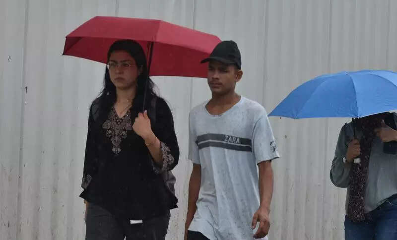 Bikers dash for cover from showers, traffic comes to crawl in Gurgaon