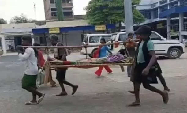 Kin carry body home on cot after hosp refuses ambulance