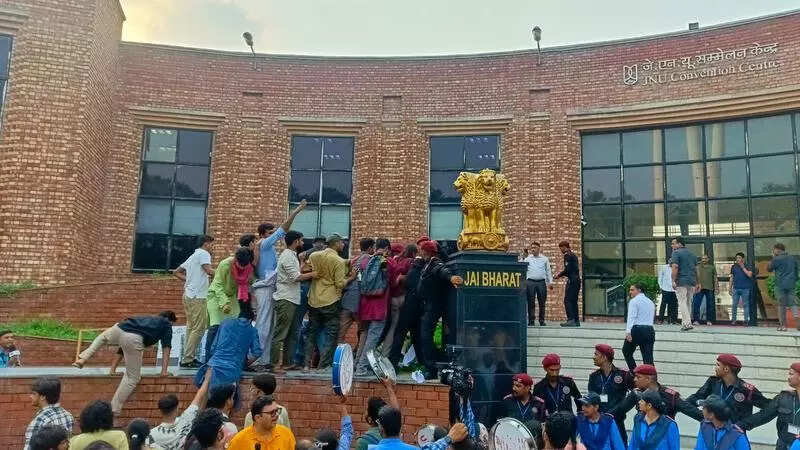 Black cloth, scuffles and slogans: JNU students protest visit of Maharashtra CM