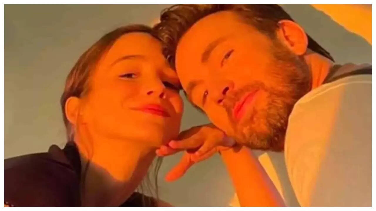 Chris Evans-Alba Baptista expecting first child together?