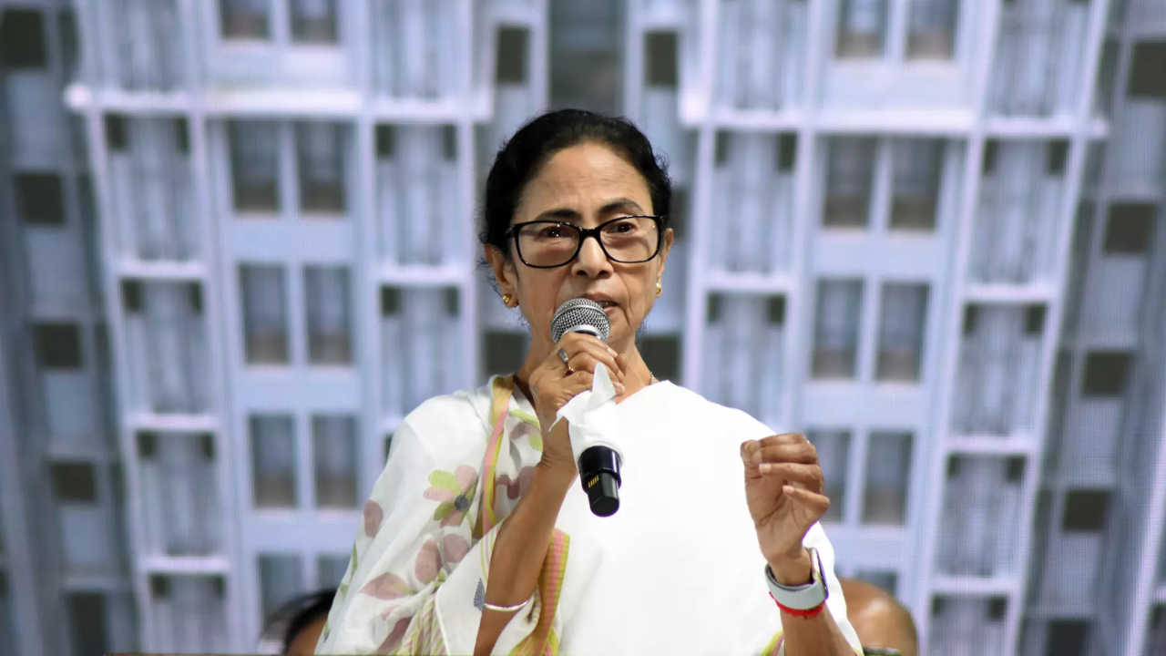 'Linguistic terror': Mamata targets BJP; shares video of police 'brutality' on Bengalis