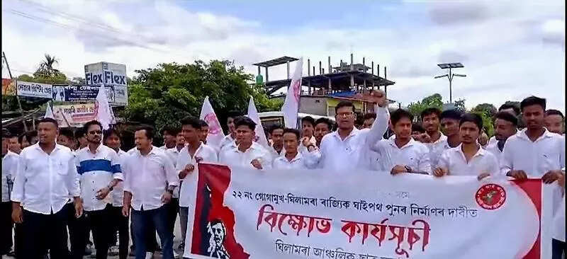 Aasu, locals block highway in Lakhimpur, seek repairs