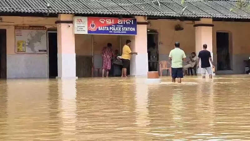 Flood affects 11,000 in 6 districts