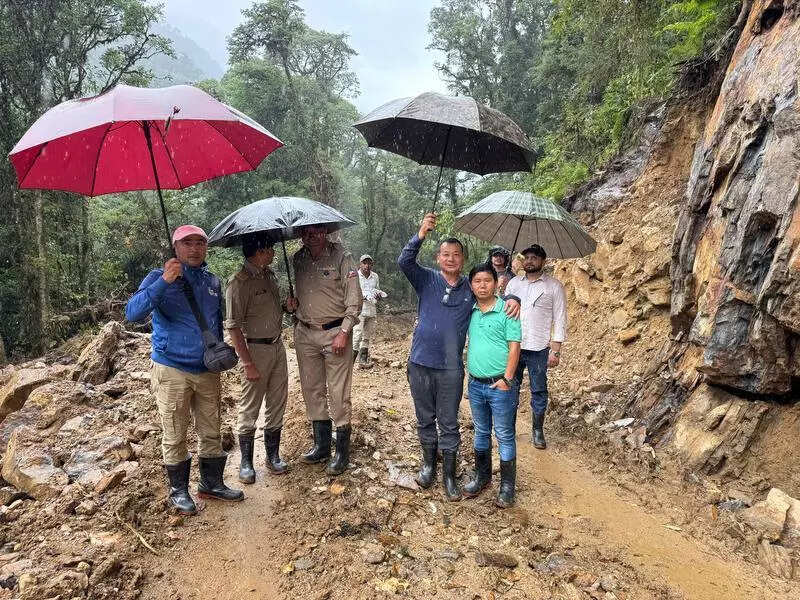 Official emphasises timely completion of road projects under VVP