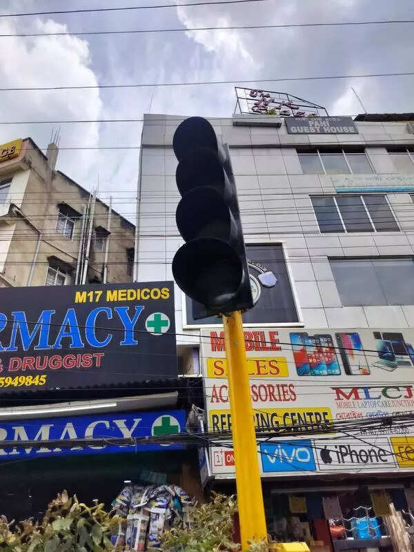 Smart traffic signals go blank; VIP movements, system glitches force commuters to hit brakes in Guwahati