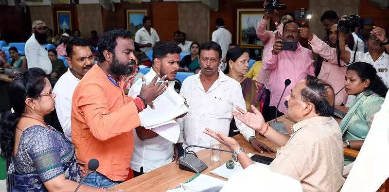 Corporators accuse CMC mayor of stalling devpt works