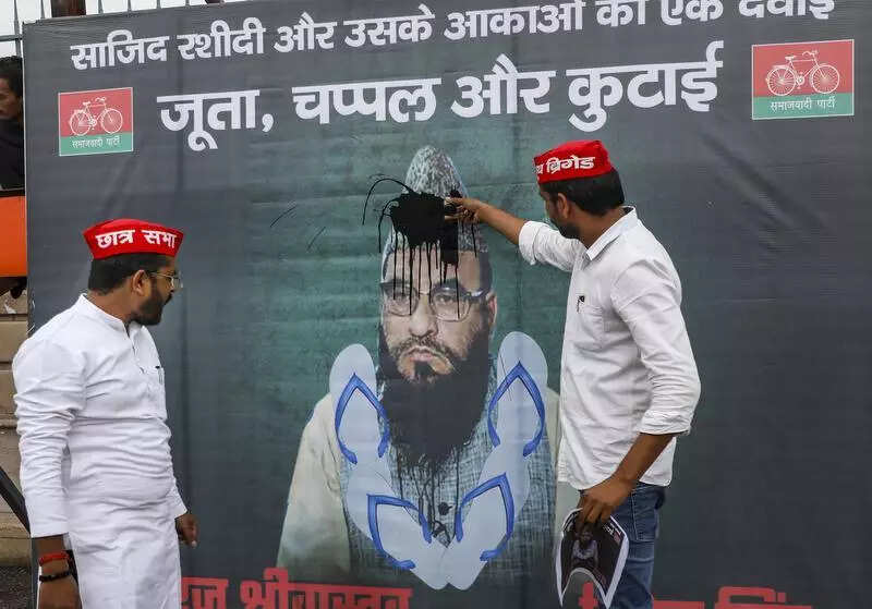 SP hoarding slams cleric for insulting Dimple Yadav