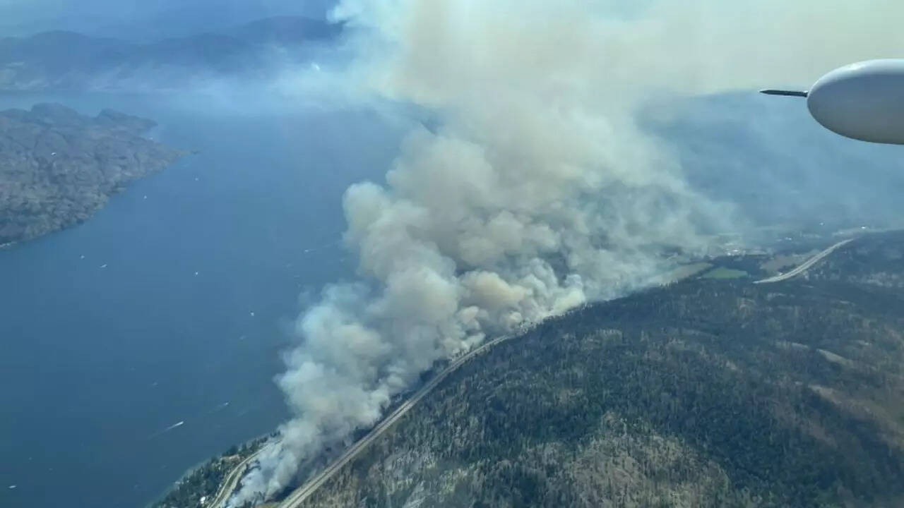 Peachland wildfire: 400 properties evacuated, major highways closed – watch video