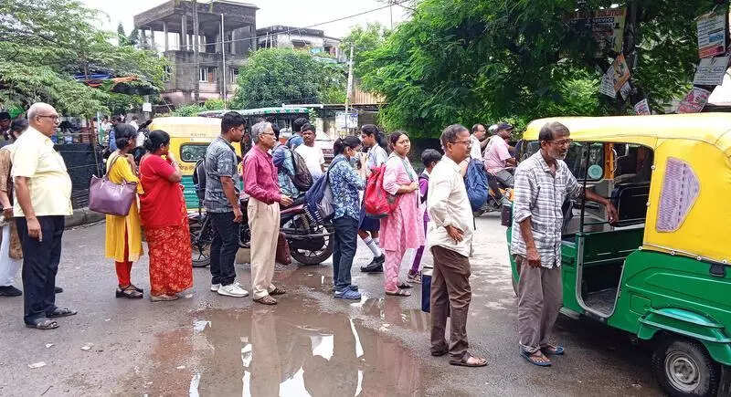 Shuttle bus balm to ease commuters’ auto pain