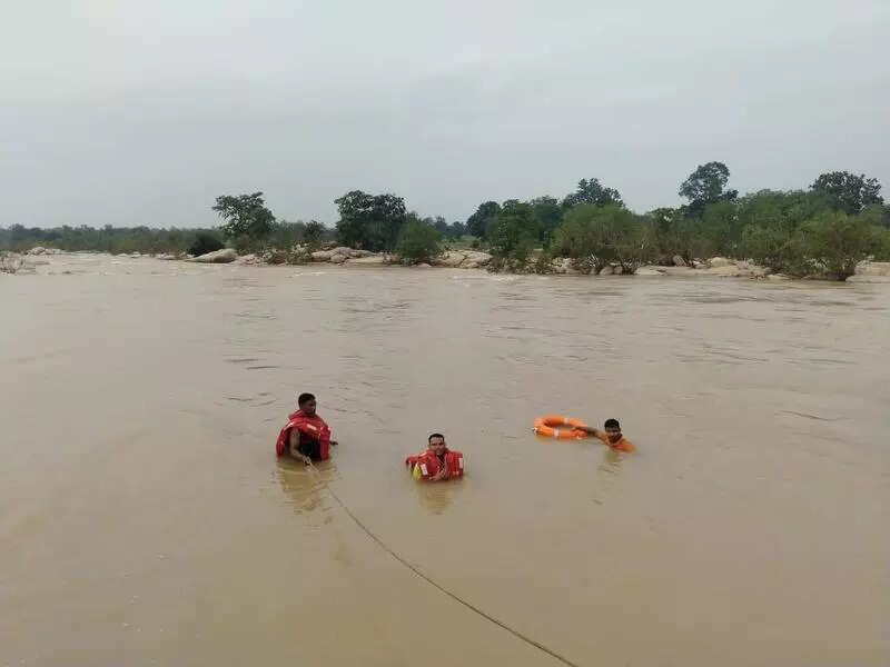 Search on for 2 missing youths