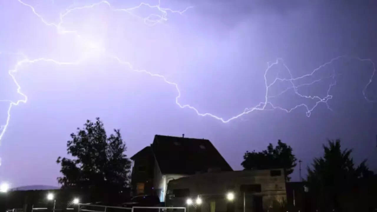 World’s longest lightning megaflash recorded at 829 km, breaking previous 768 km world record