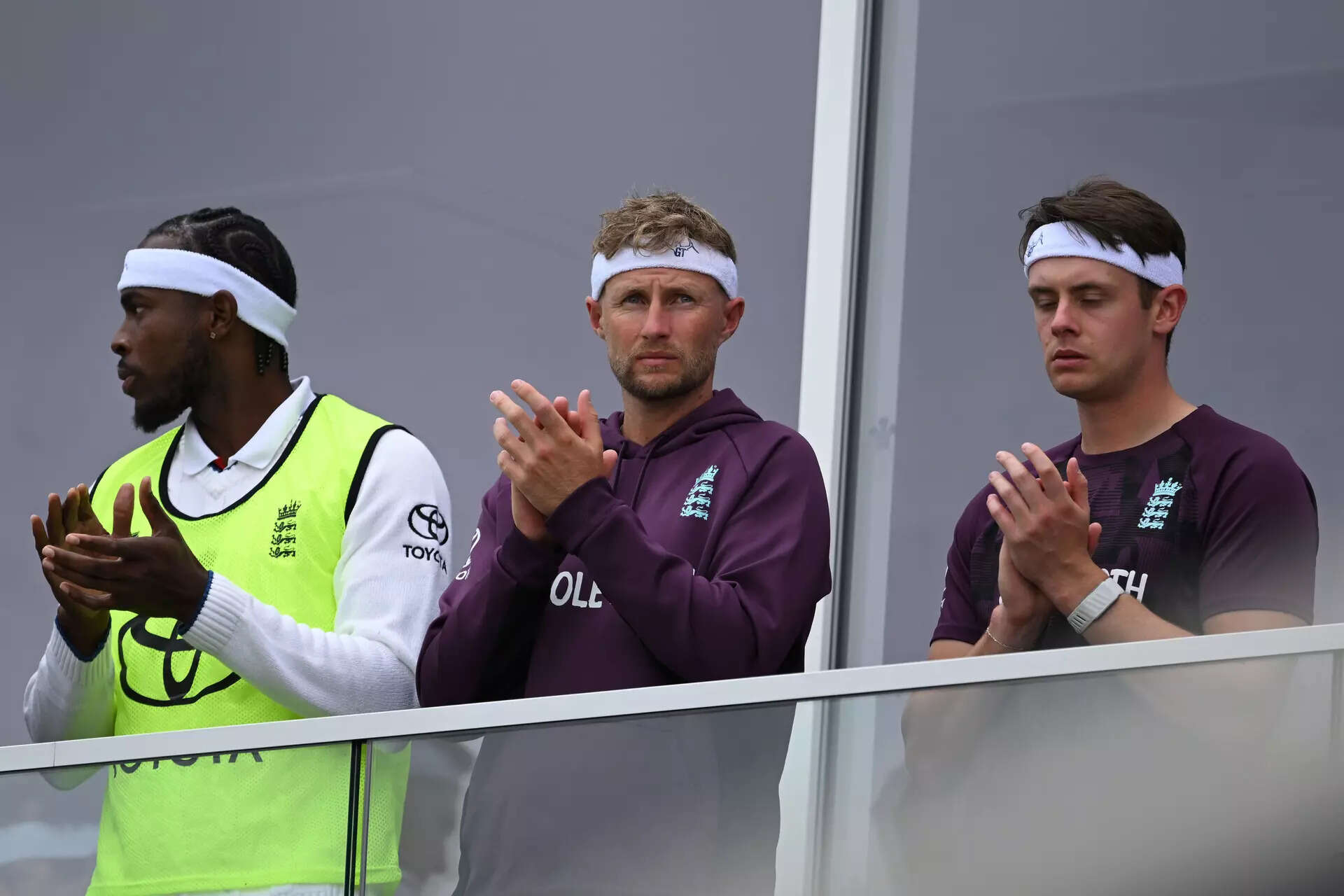 Crowd and players honour Graham Thorpe with emotional gesture at The Oval - Watch