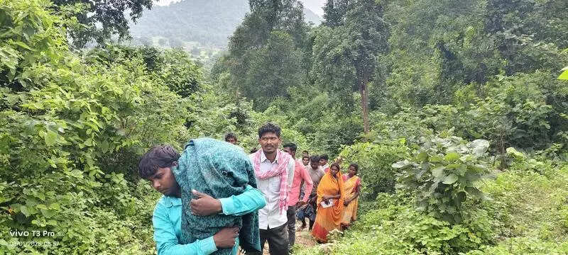 Lack of road forces Chatra man to carry son’s body on shoulder for 5km