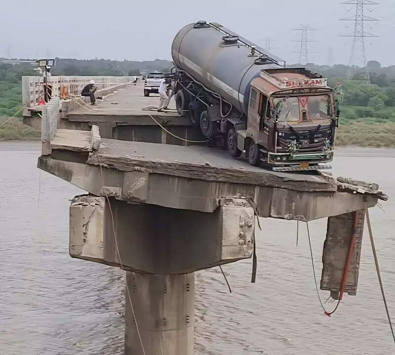 23 days later, tanker still hangs on Mahi bridge