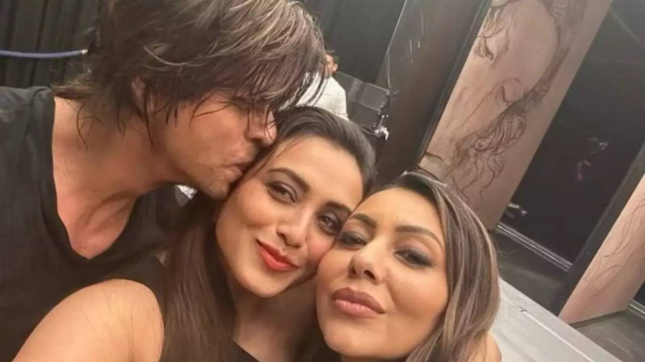 SRK kisses Rani in this adorable PIC shared by Gauri